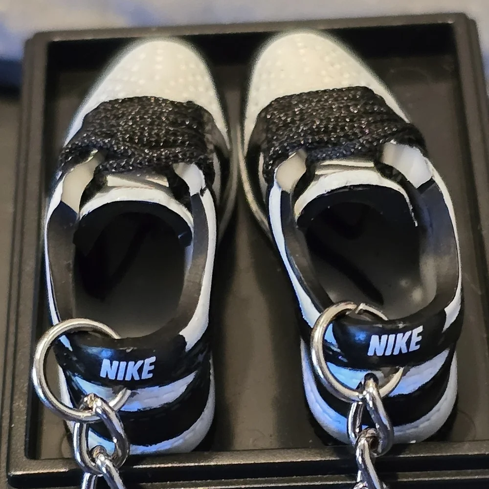 3D Mini Keychains Black and White - Picture 5 of 5